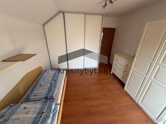 Na predaj 5‑izbový rodinný dom. Prízemie: predsieň, WC, komo