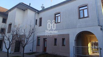 Ponúkame na predaj výnimočný 2 izbový byt v historickej budo
