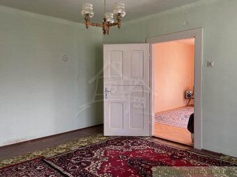 Dom sa nachádza na začiatku neveľkej, avšak historickej obce