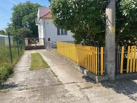 Nabízíme k prodeji dům s pozemkem a velikou zahradou za nimi