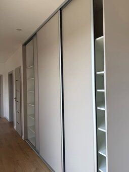 NOVÝ 4-IZBOVÝ BYT S VEĽKOU TERASOU a 2 PARKOVACÍMI MIESTAMI 
