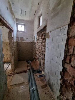 Ponúkame na predaj dom v štádiu rozpracovanej rekonštrukcie,