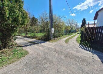 Výmera pozemku: 400 m² (rovinatý a slnečný). Možná zastavano