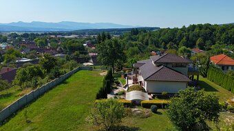 Vila v Malinovej stojí na rozľahlom pozemku priamo pod lesom