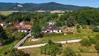 Vila v Malinovej stojí na rozľahlom pozemku priamo pod lesom
