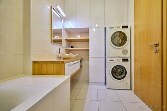 Ponúkame na predaj atraktívny 2-izbový byt s dvomi balkónmi,