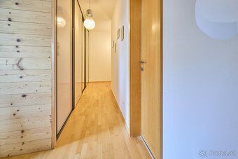 Ponúkame na predaj atraktívny 2-izbový byt s dvomi balkónmi,