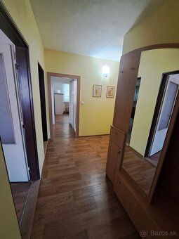 Ponúkam na predaj priestranný 3-izbový byt vo výbornej lokal