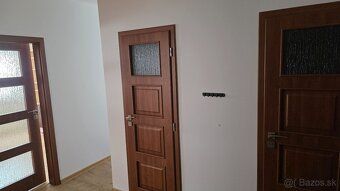 Prenajmem 3-izbový byt na vyvýšenom prízemí na sídlisku Rozk