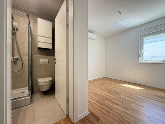 LaHoREAL.eu ponúka na predaj trojizbový apartmán s celkovou 