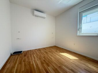 LaHoREAL.eu ponúka na predaj trojizbový apartmán s celkovou 