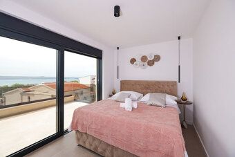 LaHoREAL ponúka na predaj novú modernú vilu s bazénom a skut
