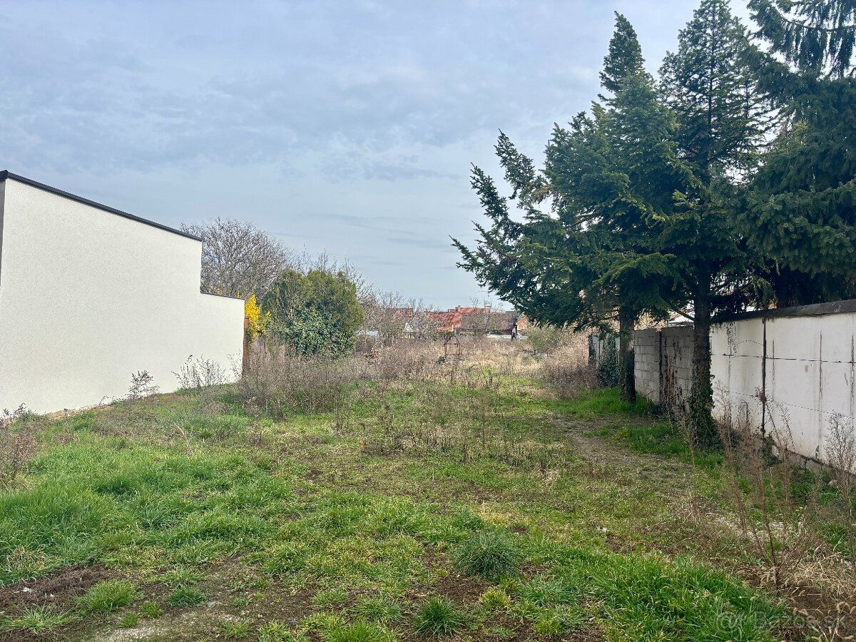 Ponúkame Vám na predaj rovinatý stavebný pozemok v lukratívn