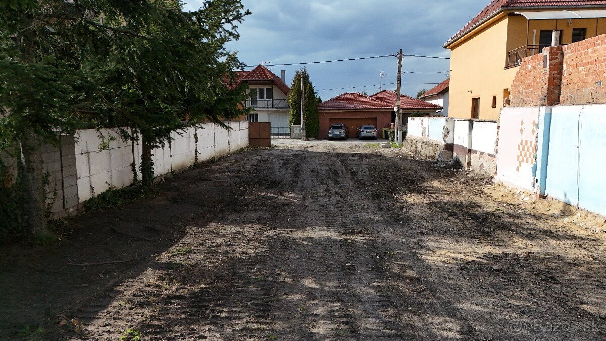 Ponúkame Vám na predaj rovinatý stavebný pozemok v lukratívn