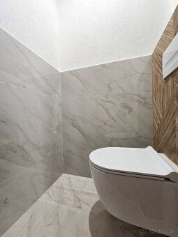 Luxusná kúpeľňa; vaňa • sprchový kút • podlahové kúrenie, um