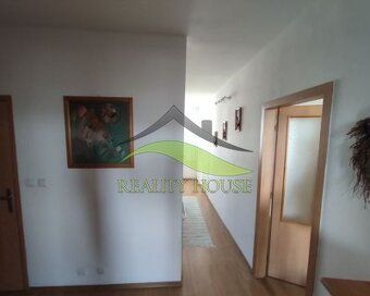 REALITY HOUSE Vám ponúka:
Na predaj 3 izbový byt s balkónom 