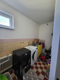 Ponúkame na predaj priestranný 4-izbový poschodový rodinný d