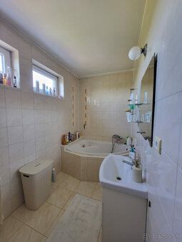 Ponúkame na predaj priestranný 4-izbový poschodový rodinný d