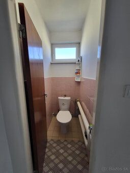 Ponúkame na predaj priestranný 4-izbový poschodový rodinný d