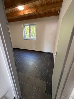 Ponúkam na prenájom priestranný skladový priestor s kancelár