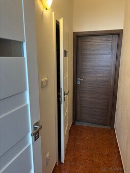Ponúkam na predaj 3 izbový byt typu VNKS na 7. poschodí s kr