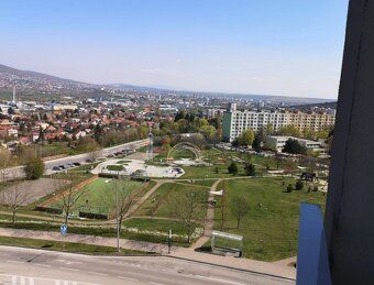 Typ: 3-izbový byt Ulica: Murániho Obec: Nitra
Ponúkame na pr