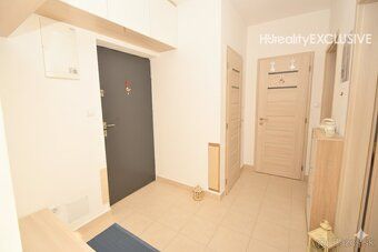 Ponúkame na predaj priestranný plne zariadený 3 izbový byt s