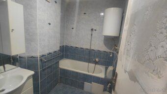 Vlčkovce- Priestranný 2-izbový byt (70,30 m2+ podkrovná izba