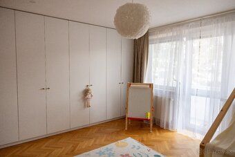 Ponúkame na predaj priestranný a moderne zrekonštruovaný 3-i