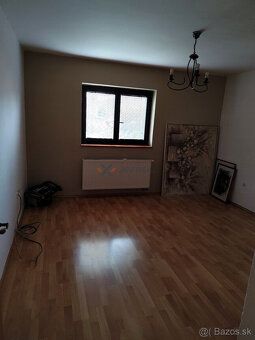 Ponuka na predaj rodinného domu s vnútorným bazénom, veľkým 