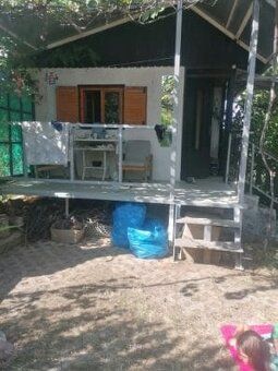 Záhradka sa skladá z 3 kaskád . Ma celkový rozmer 348m2 . Na