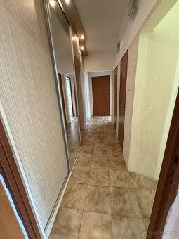 Hľadáte bývanie v pokojnej lokalite plnej zelene, no zároveň