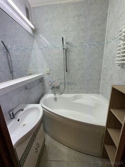 Hľadáte bývanie v pokojnej lokalite plnej zelene, no zároveň