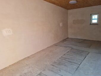 Priestranná garáž (21 m²) s montážnou jamou a pivnicou (ca 3