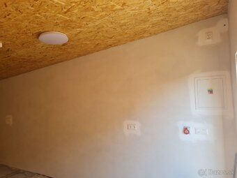Priestranná garáž (21 m²) s montážnou jamou a pivnicou (ca 3