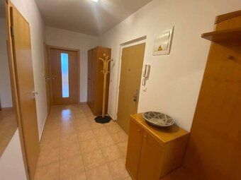 Ponúkame k prenájmu atraktívny 3 izbový byt s loggiou, balkó