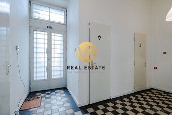 Juraj Kolárik +421 918 938 737 e-mail:
V2 real estate ponúka