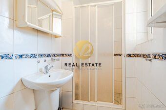 Maroš Vereš +421 904 086 200 e-mail:
V2 real estate ponúka n