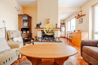 Maroš Vereš +421 904 086 200 e-mail:
V2 real estate ponúka n