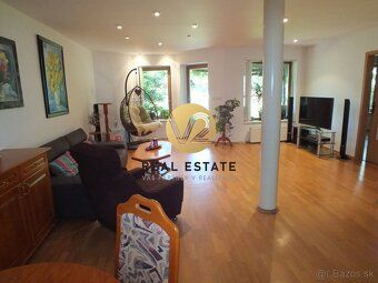 Maroš Vereš +421 904 086 200 e-mail:
V2 real estate ponúka n