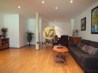 Maroš Vereš +421 904 086 200 e-mail:
V2 real estate ponúka n