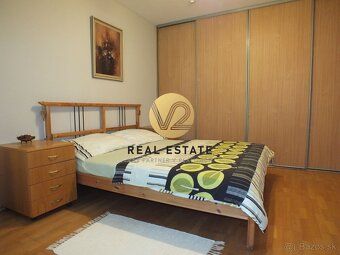 Maroš Vereš +421 904 086 200 e-mail:
V2 real estate ponúka n