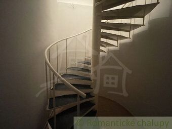 Tento jedinečný komplex dvoch samostatných budov na rozľahlo