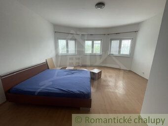 Tento jedinečný komplex dvoch samostatných budov na rozľahlo
