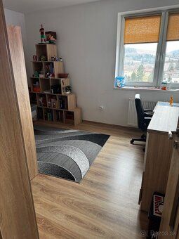 Ponúkam na predaj 3 izbový slnečný,zariadený byt v Nižnej na