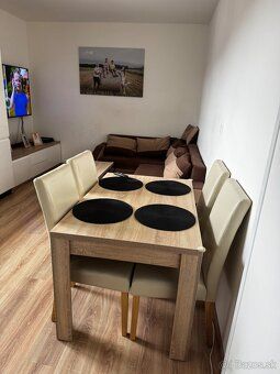 Ponúkam na predaj 3 izbový slnečný,zariadený byt v Nižnej na