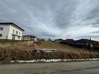 Ponúkam na predaj pozemok, vo výmere 1073m, určený na výstav