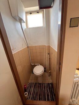 Ponúkame na predaj rodinný dom v pôvodnom stave , nachádza v