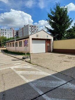 V ponuke prenájom uzamykateľnej garáže s rozmermy 5,7 x 2,85