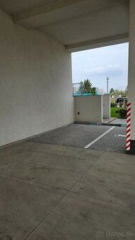 V ponuke prenájom uzamykateľnej garáže s rozmermy 5,7 x 2,85